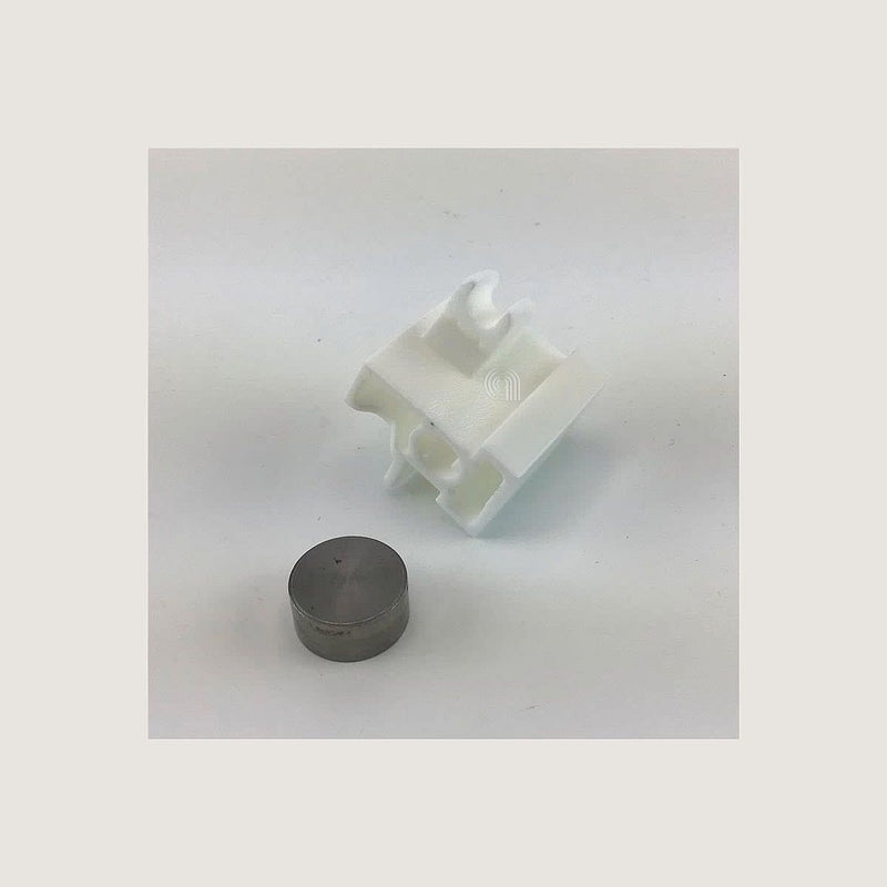 Friz magnetico izquierdo cerniguilla con perno para lavavajillas Smeg